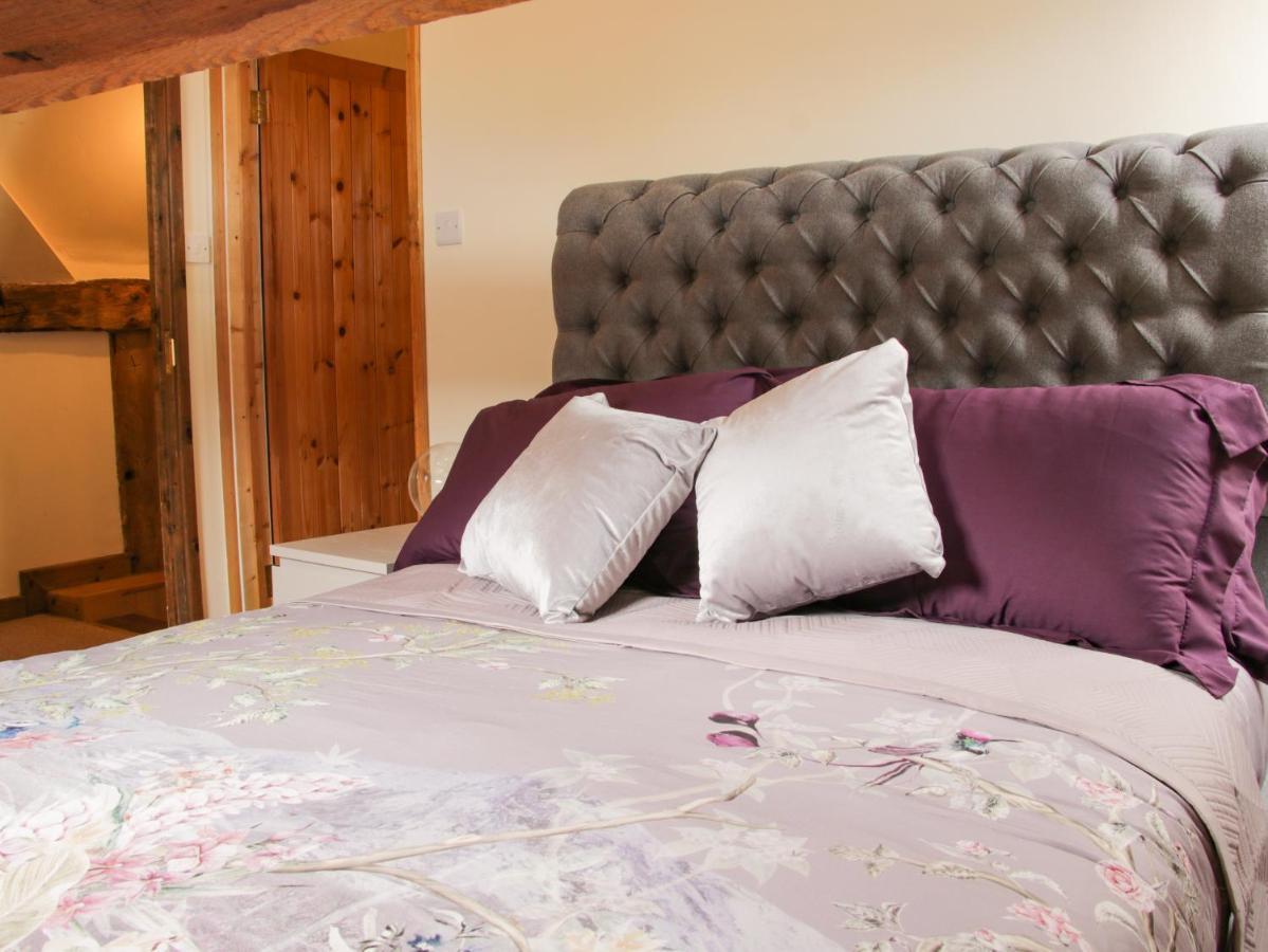 Broughton Stables Villa Montgomery Bagian luar foto